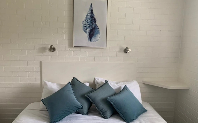 Sunny, 2-bedroom apartment with pool, 200m from Caseys beach