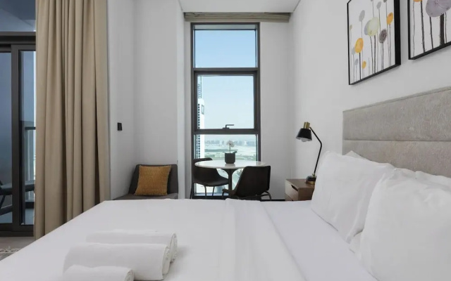 Waves - Stylish 13th-Floor Studio with Top-Notch Amenities