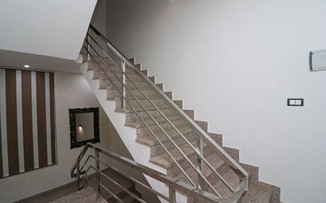OYO 24879 Royal Taj Home Stay
