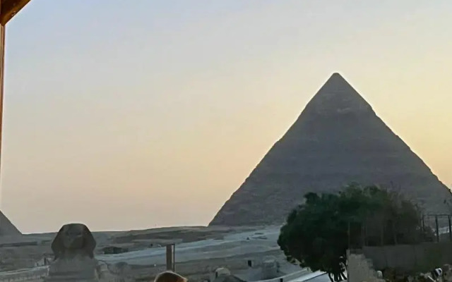 The Gate Hotel Front Pyramids & Sphinx View