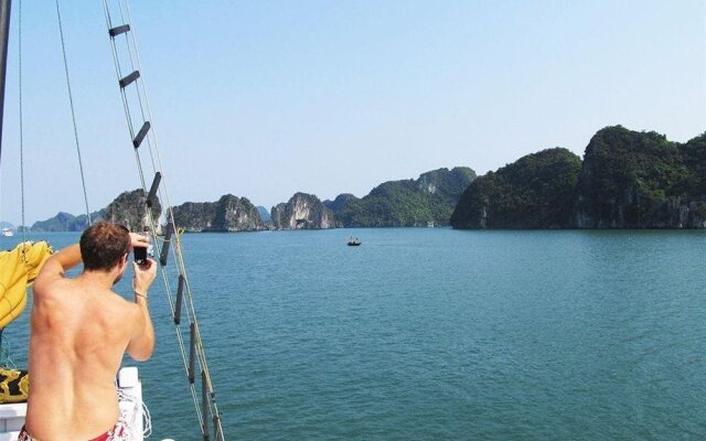 Garden Bay Premium Cruise