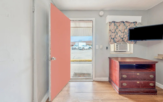 Flint Motel by OYO MI Near I-475