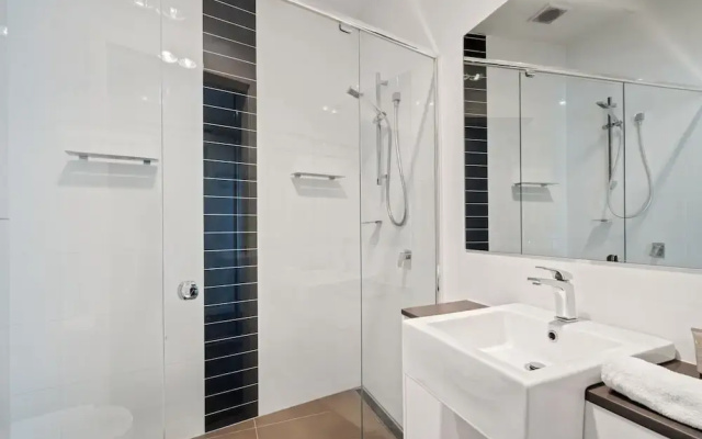 Stylish Curtin Stay With Balcony Views