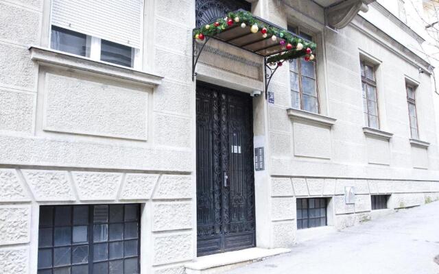 Crown Apartment - Your Royal Stay