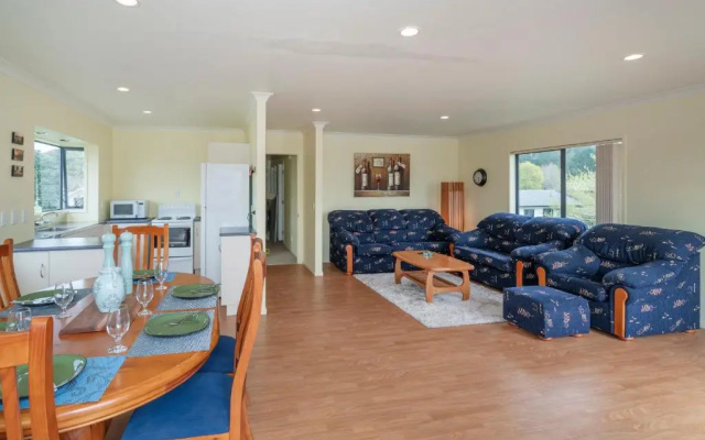 Hosts on the Coast Laze Away on Cook