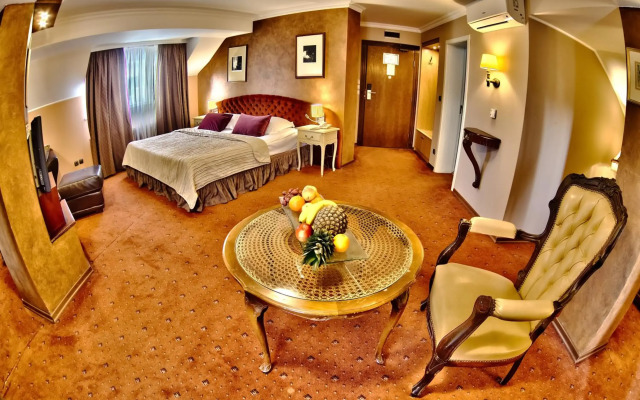 Meg Lozenetz Hotel
