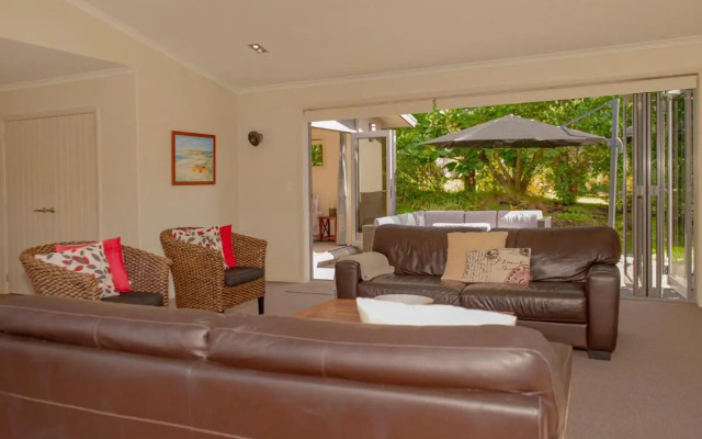 Cooks Getaway - Cooks Beach Holiday Home