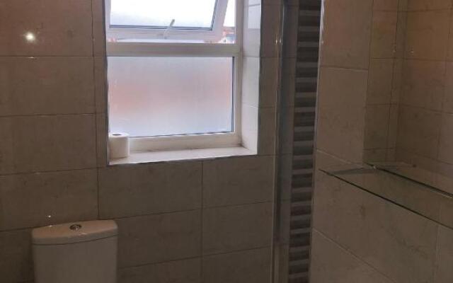 2nd Floor Town Centre Apt with FREE Parking