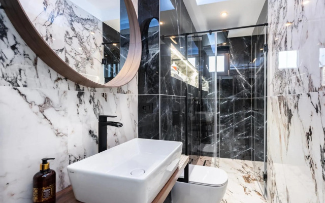 Sunflower- Designer 2R apartment near Piata Unirii with circular terrace