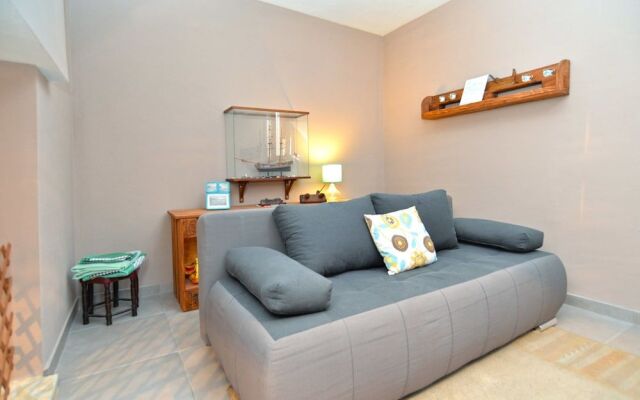 Apartment 877