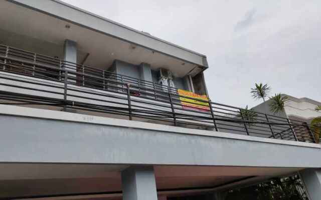 OYO 90251 Makaliwe Residence