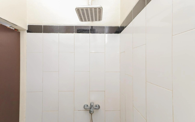 RedDoorz Syariah near Green Park Jatiwarna