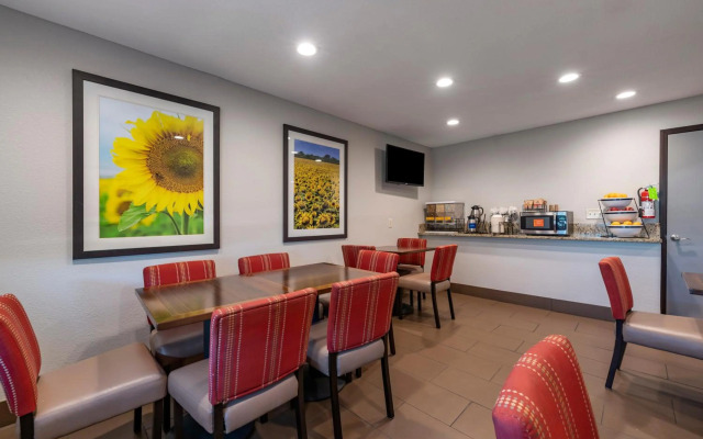 Comfort Inn & Suites Hays I-70