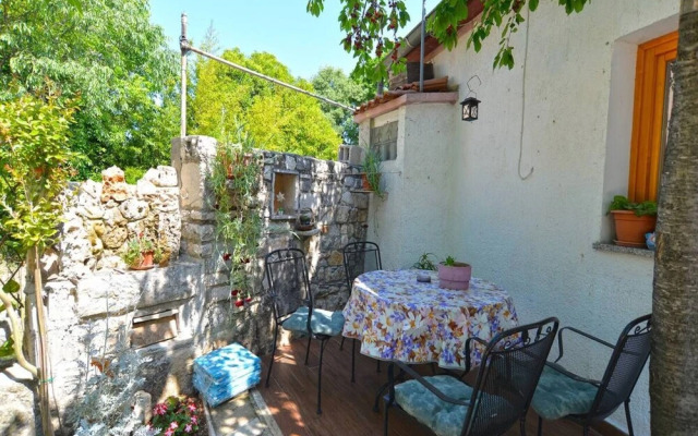 Spacious Apartment With Garden