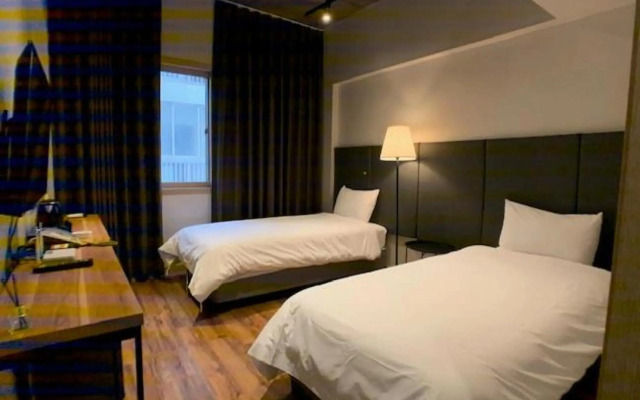 Renaissance Hotel - Hostel