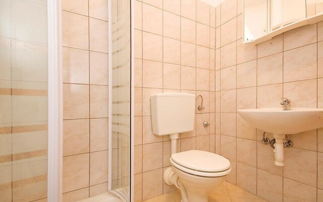 Beautiful Home in Banj With Wifi and 5 Bedrooms