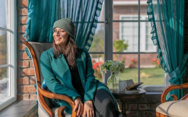 StayVista at Brickwood Hill with Outdoor Infinity Pool & Jacuzzi