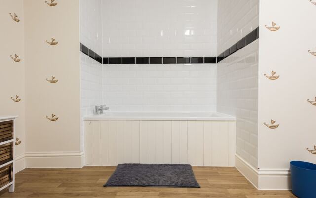 The Broadmead Jungle - Lovely & Central 3BDR Apartments	