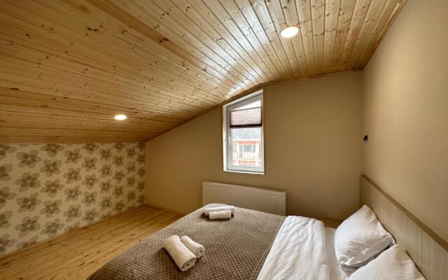 5 Bedrooms House