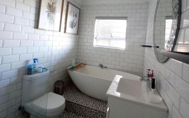 2 Dolphin Ridge , Bloubergstrand