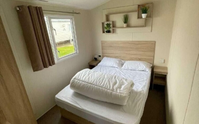 Broadland Sands - Holiday Accommodation 21136