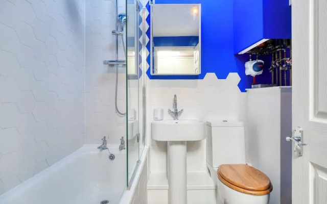 Stylish 2BD with Private Garden & Sauna