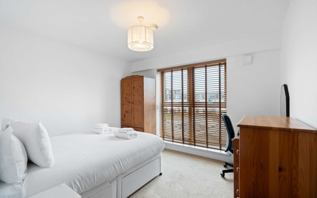 Brighton Getaway - Modern Apartment With Balcony
