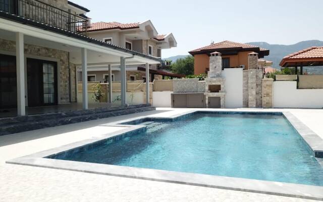 Stunning 4-bed Villa Grey 4 Bedrooms Private Pool