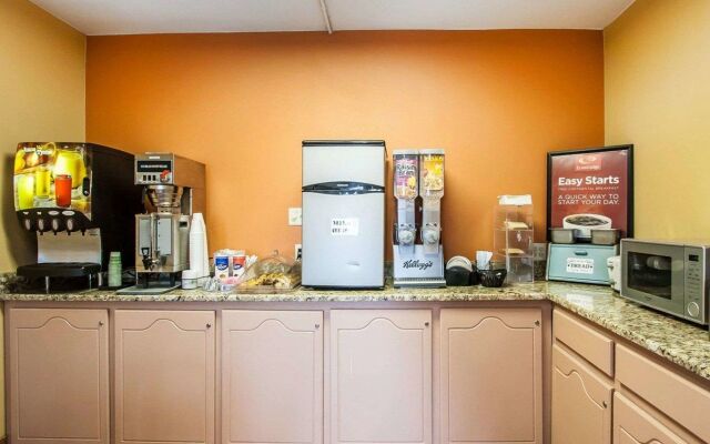 Econo Lodge Inn & Suites