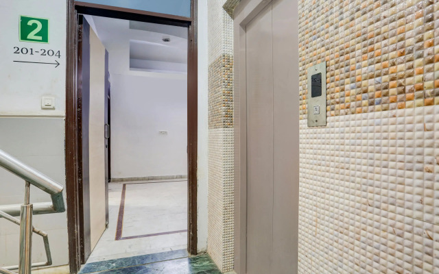 Super Hotel O East Punjabi Bagh Near Metro Station