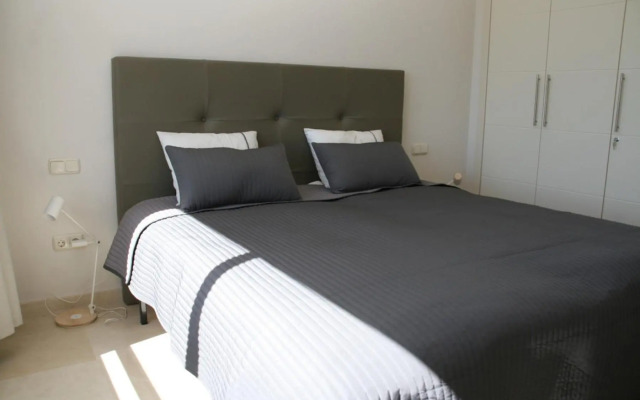 2152-Modern apt with private beach