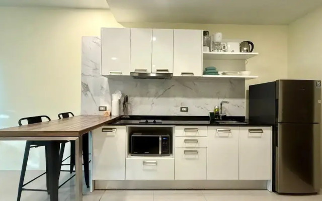 Emerald 412a - Studio With Balcony and Shared Pool