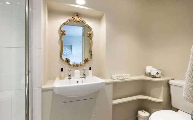 Classic Cotswolds Getaway in Radcot
