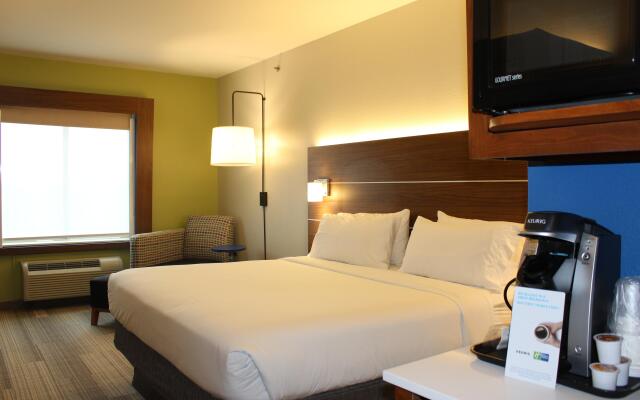 Holiday Inn Express & Suites Mansfield by IHG