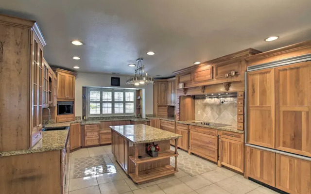 Game Room, Fire Pit & Putting Green: Glendale Home