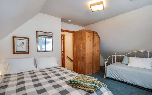 Spacious Cabin Sleeps up to 12! - Sky High #86 by Bear Valley Vacation Rentals