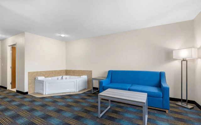 Quality Inn & Suites Fort Madison near Hwy 61