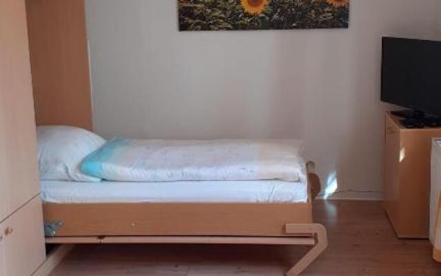 1-Zimmer-Apartment-2-Hochparterre