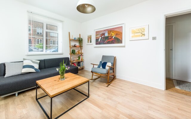 Sensational Southfields Home by King George's Park
