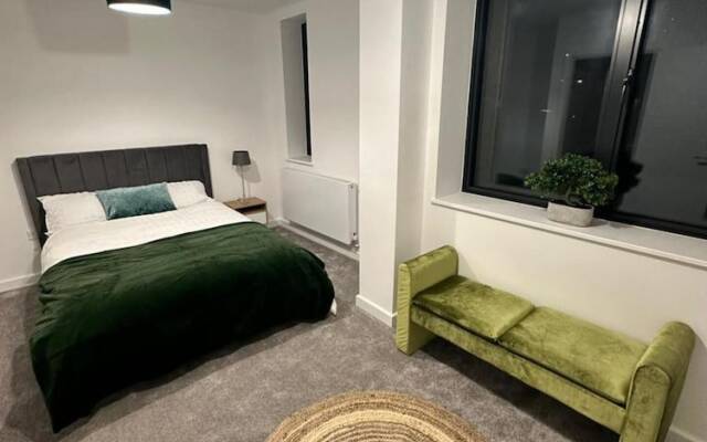Immaculate 4-bed House Near City Airport