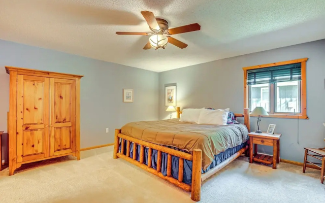 Lake Tomahawk Fall Retreat w/ Foliage & Lake Views