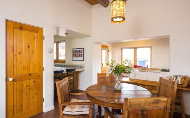 Old Santa Fe Trail - Walk Everywhere, Kiva Fireplace, Amazing Natural Light