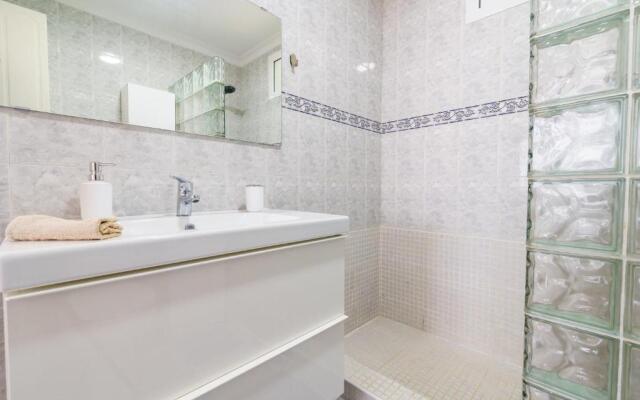 16 House in front of the sea