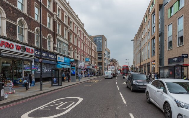 Delightful Dalston Home with Beautiful Balcony