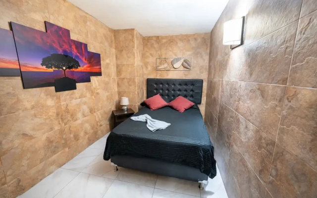 5 Bedroom - 1 Block from Lleras - P2