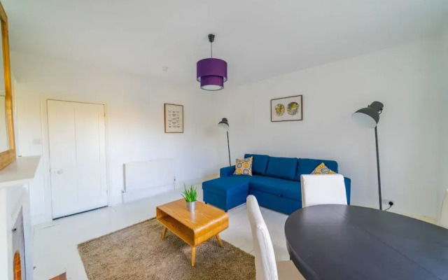 Bright Modern Oldfield Apartment