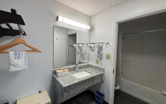 Travelodge Suites by Wyndham MacClenny/I-10