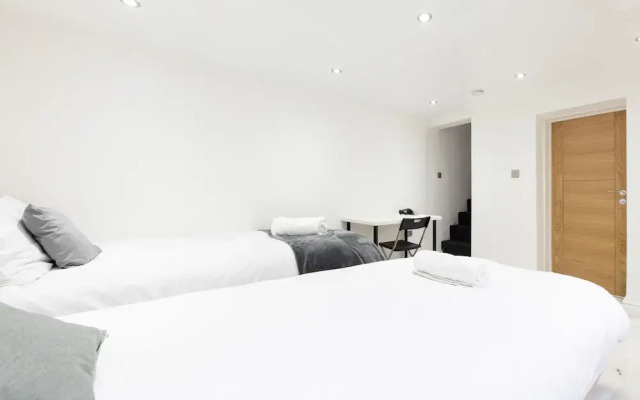 Leeds Retreat - 4BR House, Sleeps 10