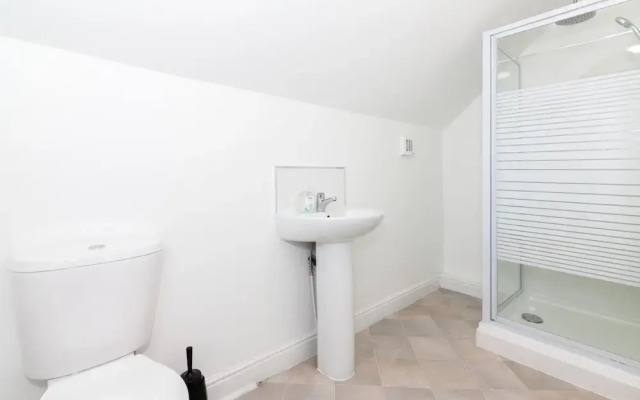6 Bed House near Manchester