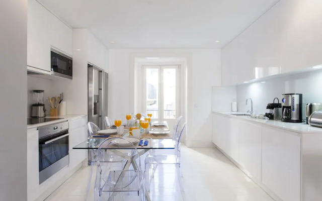 JOIVY Gorgeous 2-bed home, 3 mins from Lisbon Cathedral